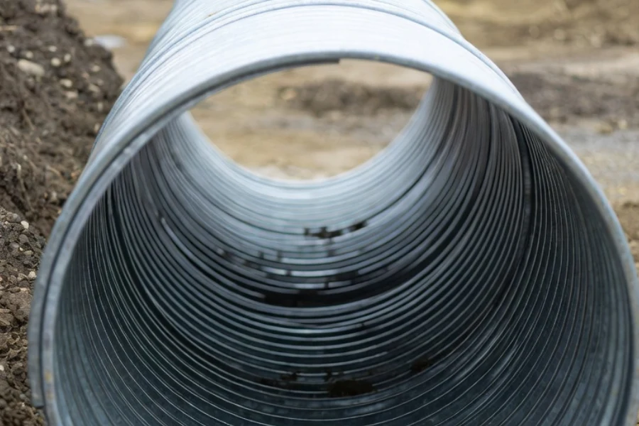 Side-by-side comparison of corrugated pipes with smooth pipes on a construction site
